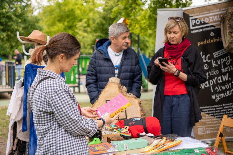 „Niebieskie granty” łączą pokolenia i zmieniają otoczenie.  